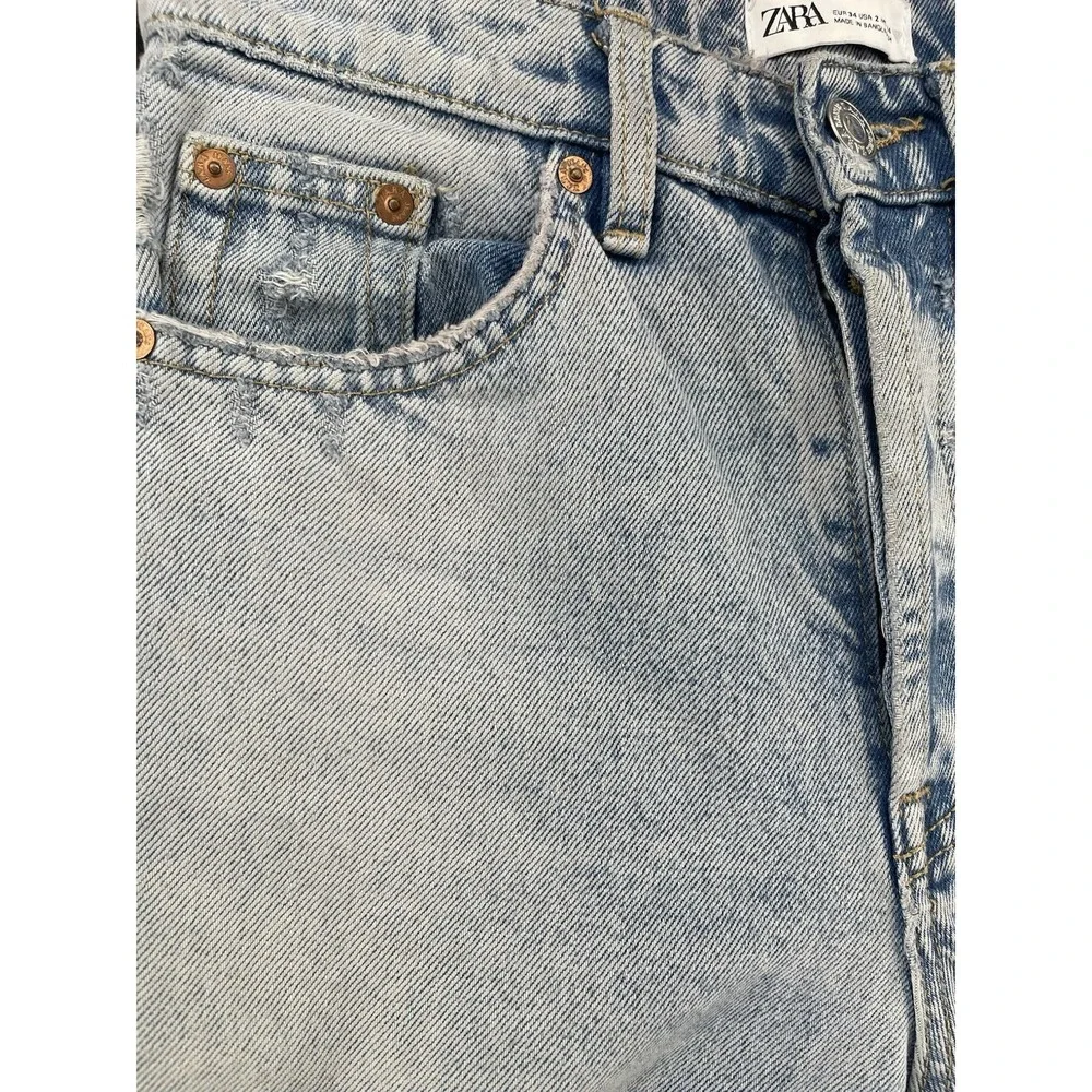 Zara Women's Light Wash Cropped Straight Leg Jeans Raw‎ Hem Distressed Size 2